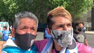 Padre e hijo lloran y despiden al astro del fútbol