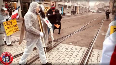 Les MAsques Blancs Sud Alsace et Citoyens Action Pancartes en Manif le 15 janvier 2022