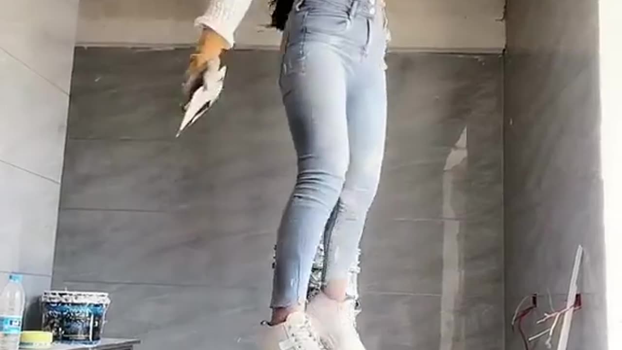 Lifehack Girls plastering the ceiling with their own hands.