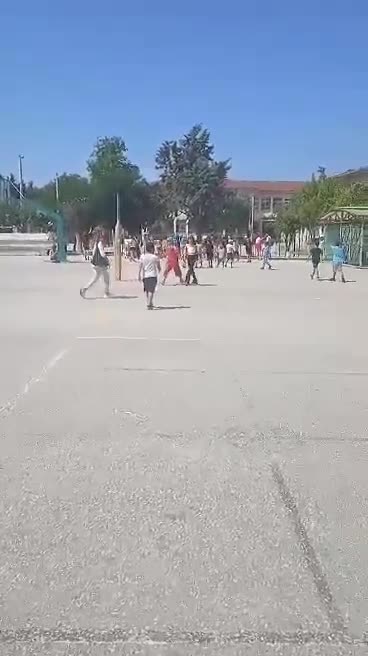 Σε δημοτικό σχολείο τα παιδιά χορεύουν υπο τους ήχους του «γουσταρω να σαι αλήτης & γω να μαι μαντάμ τα διαμάντια στο κορμί της