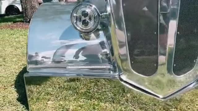 The car becomes invisible once it's bright enough