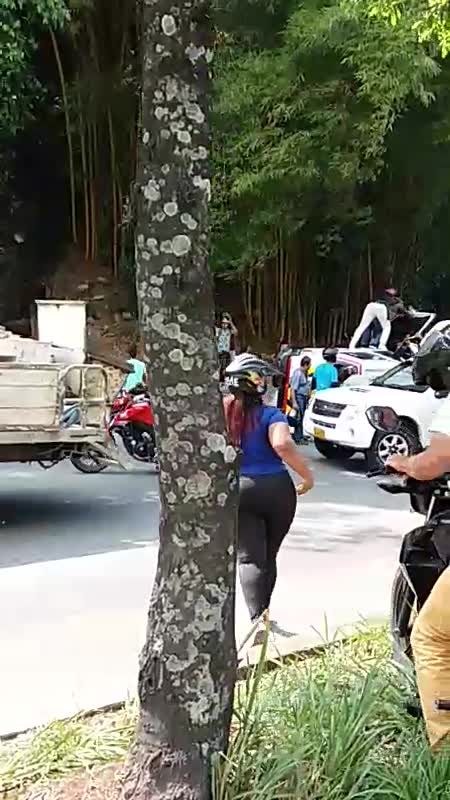 Vehículo escolar se volcó en la vía a Piedecuesta