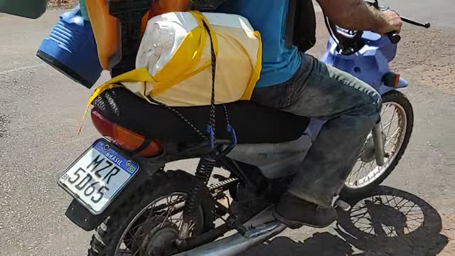 Moto carregada aqui na rodovia