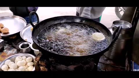 INDIAN STREET FOOD_ FAMOUS BEAWAR KADI KACHORI_ JUST RS 12 _ KACHORI RECIPE 👌👌👌😋😋