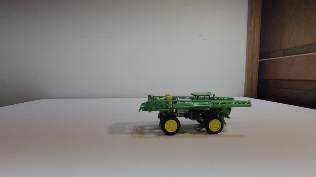 1/64 John Deere R4030 self propelled sprayer