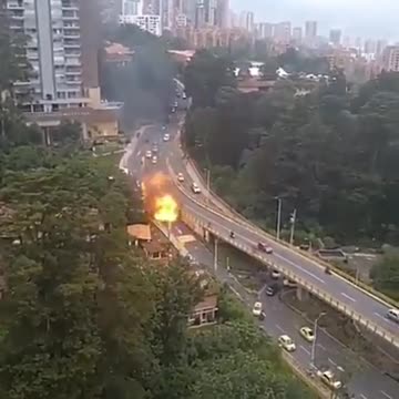 Un taxi se incendió y luego explotó en plena vía