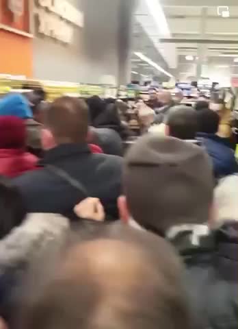 NGƯỜI DÂN NGA VÀO SIÊU THỊ TRANH NHAU MUA LƯƠNG THỰC. 🤣🤣🤣