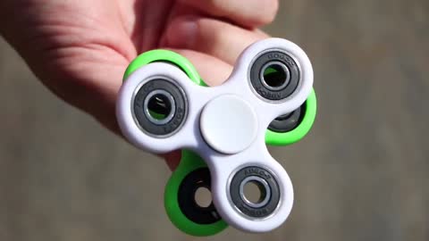 How to Properly Spin a Fidget Spinner with One Hand!