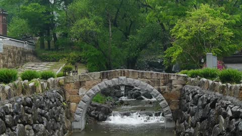 Isn't the bridge between the Korean valleys pretty? Come to Korea.