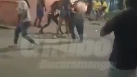 Video: Cámara grabó el asesinato de un hombre por defender a su pareja, en Floridablanca
