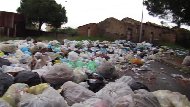 La spazzatura a Reggio Calabria,Sud Italia quanto pattume c'è che sono messi peggio di loro e i netturbini lavorano...altro che Napoli...qui è la gente che fa proprio schifo oltre le amministrazioni corrotte e le ecomafie