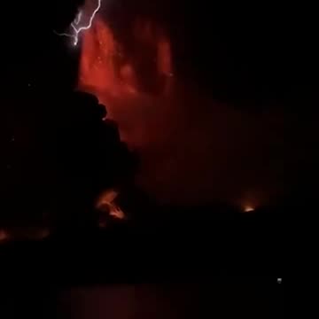 Volcanic Lightning Flashes Rapidly During Indonesia's Ruang Volcano Eruption