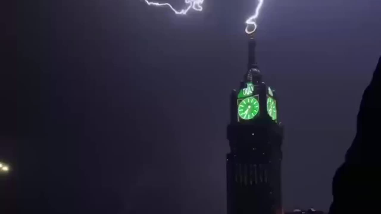 Big thunder strikes on Makkah Royal Clock Tower, SubhanAllah 🖤