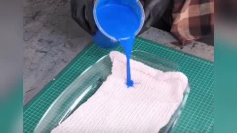 Can you believe it? Two plastic bottles can actually make a hat.|entertainment video