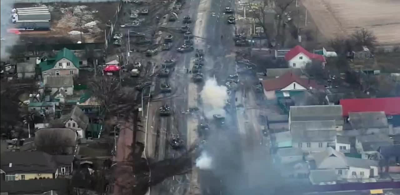 Massive Russian column comes under Ukrainian artillery attack