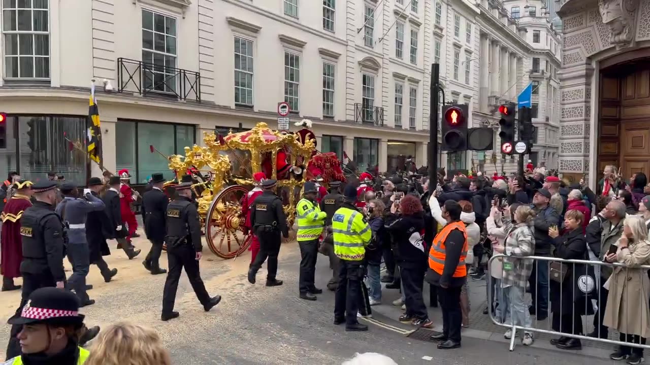 Stunning Female Officer prepares the Royal Horse Artillery for Action in London 🇬🇧