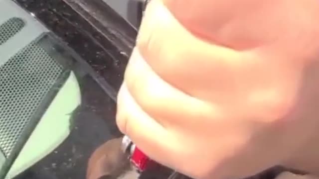 Disassembly of automobile glass broach
