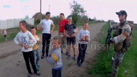 Ruští vojáci s děmi v Mariupolu