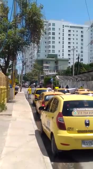 Taxistas se toman el barrio Manga