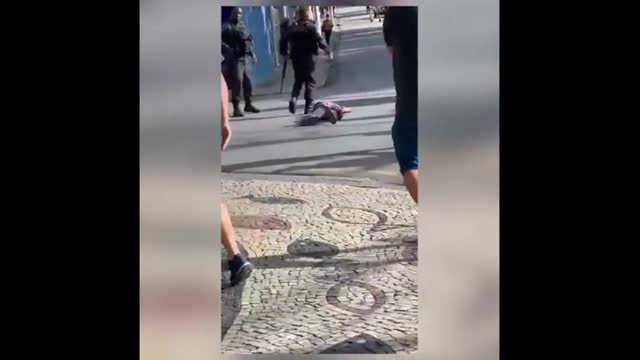 A thief took a woman hostage in Brazil and was killed by the police in the middle of the street.