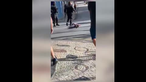 A thief took a woman hostage in Brazil and was killed by the police in the middle of the street.