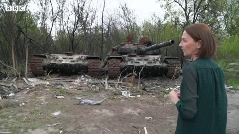 Russian soldiers caught on camera killing Ukrainian civilians - BBC News