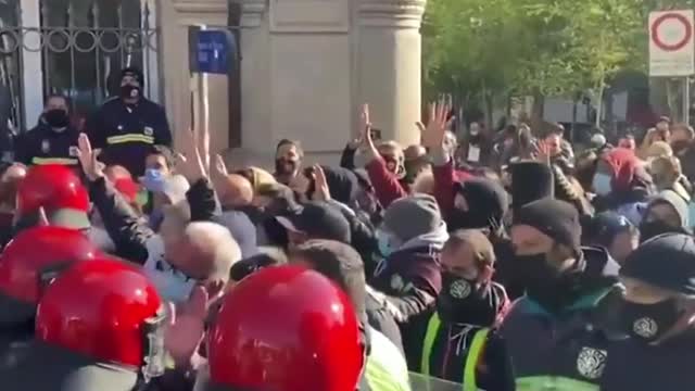 17/04/2021 SPAGNA: LA POLIZIA MANGANELLA I MANIFESTANTI