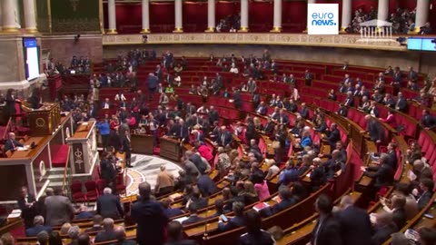 NOTIZIE DAL MONDO Francia,Macron accetta le dimissioni del primo ministro Barnier dopo la sfiducia in Parlamento.Il premier francese Michel Barnier si è recato poco dopo le 10 di giovedì 5 dicembre 2024 all'Eliseo a presentare le dimissioni