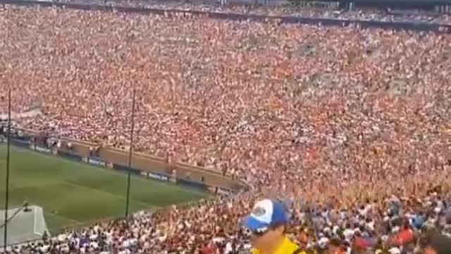 The field with tens of thousands of people is so lively.