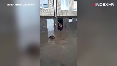 Zenica: Strastveni navijač NK Čelika okupao se u poplavljenoj ulici jer mu je klub izgubio