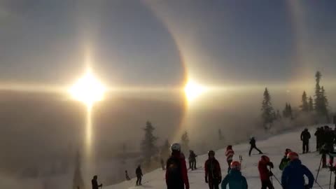 A very rare solar halo appears over a mountain in Sweden😳