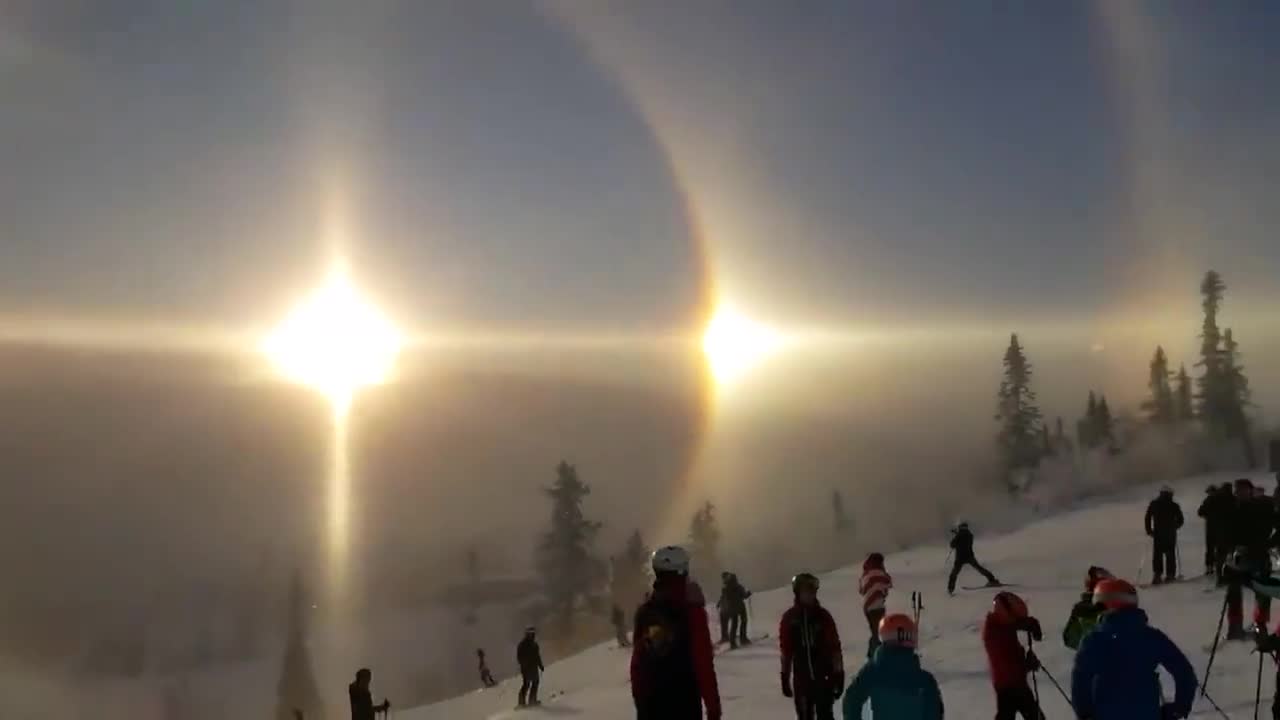 A very rare solar halo appears over a mountain in Sweden😳