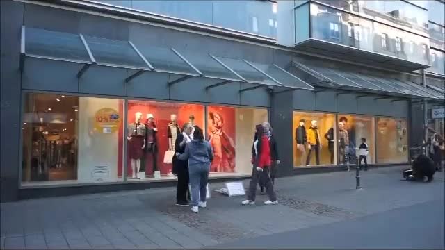 Umarmungsaktion mit über 80 Menschen durch, die noch viel positiver als erwartet verlief:
