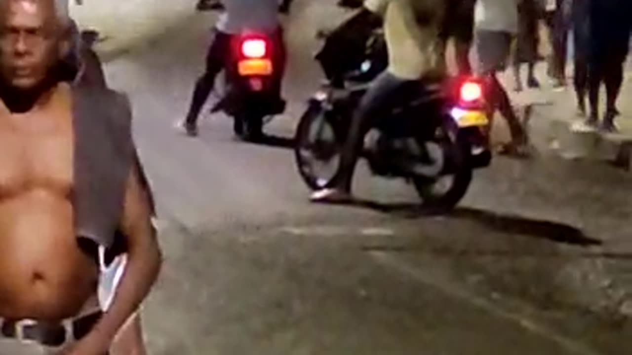 Video: Más de 40 jóvenes se enfrentaron en calle de popular barrio de Cartagena