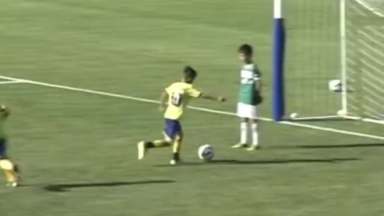 Misses Open Goal From Point Blank