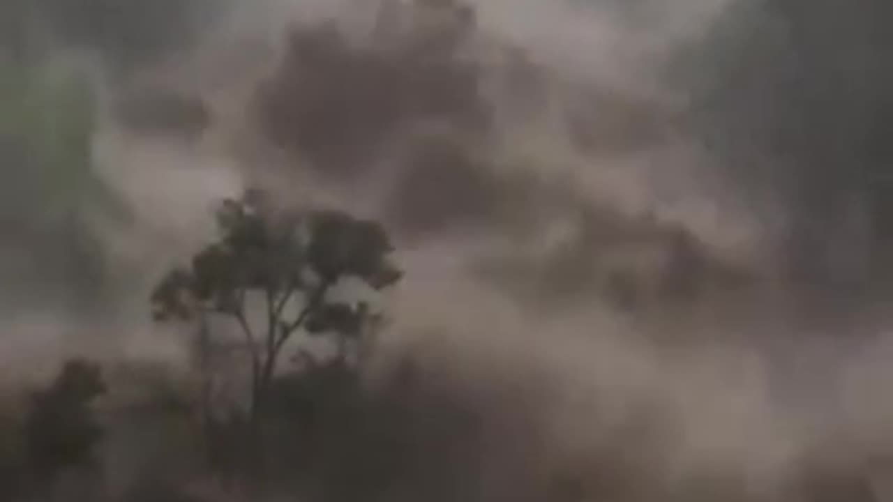 Huge flooding in China 😱😱😱