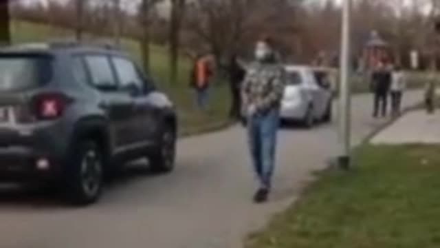 Intervento esagerato (per non dire vergognoso) della polizia per 3 persone senza mascherina.