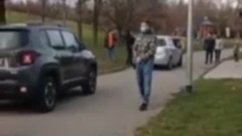 Intervento esagerato (per non dire vergognoso) della polizia per 3 persone senza mascherina.