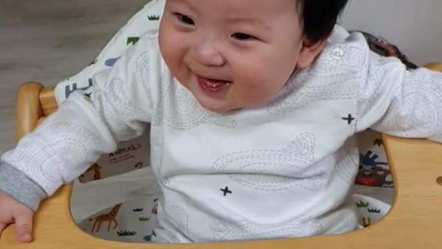 This is a cute baby video that smiles so brightly,