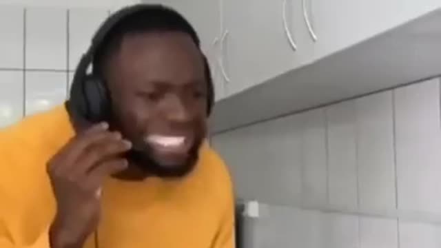 FUNNY ONLINE CLASS.TEACHER FREAKS OUT THE DUMB STUDENT.LOL