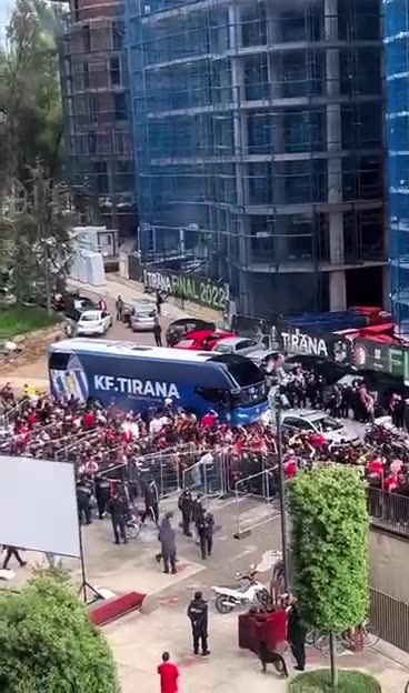 Sulmohet autobuzi i Tiranës