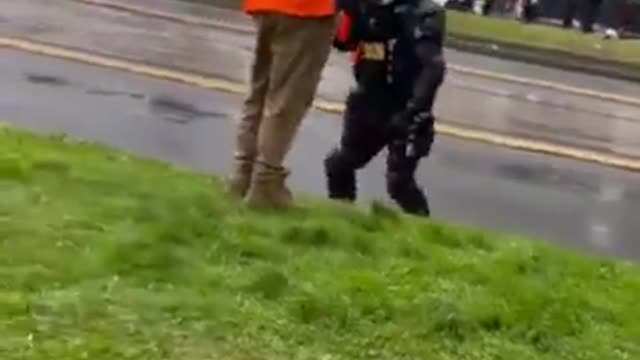 Australia: Melbourne Contractor Protest. Protesters Doesn't Flint when Cop Point Gun at Him