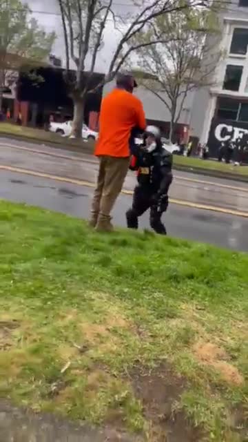 Australia: Melbourne Contractor Protest. Protesters Doesn't Flint when Cop Point Gun at Him