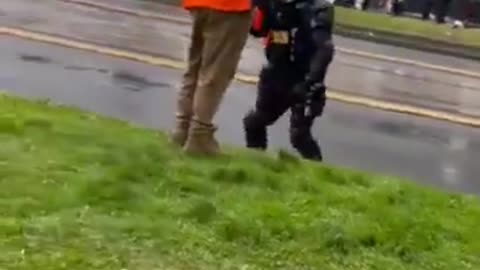 Australia: Melbourne Contractor Protest. Protesters Doesn't Flint when Cop Point Gun at Him