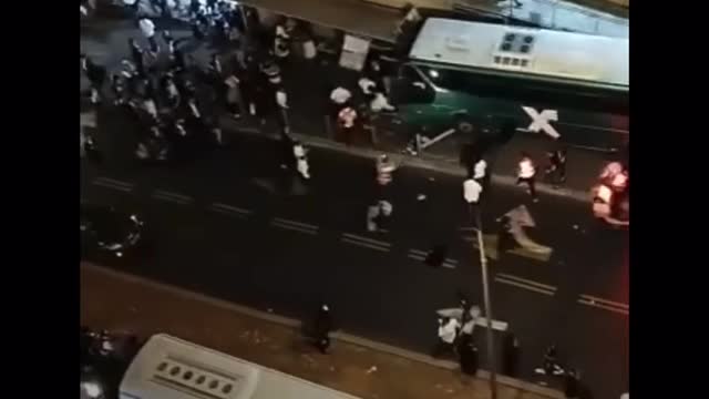 נהג אוטובוס ככול הנראה איבד שליטה ופגע במספר הולכי רגל.