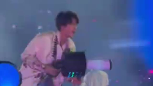 i miss this jin in LA ptd concert -He is having so much fun in it 😍