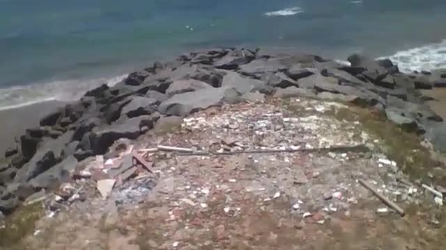 Andando em direção as pedras da praia, e mostrando o mar em um dia de sol [Nature & Animals]