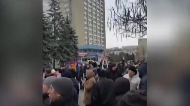 Go home!” Ukrainians confront Russian soldiers in southern city