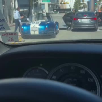 Guy gets robbed while car is getting pulled up on a tow truck. 👀