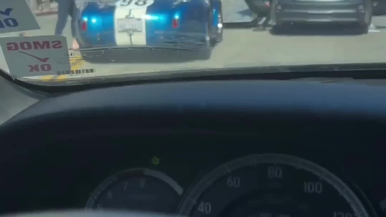 Guy gets robbed while car is getting pulled up on a tow truck. 👀